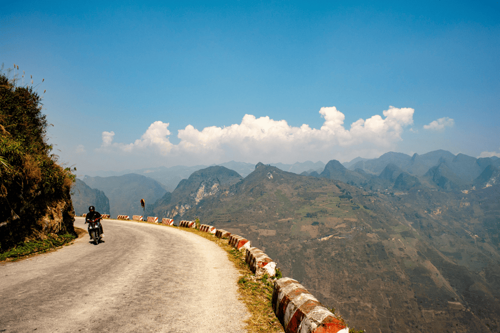 Traveling to Y Linh Ho by motorbike is not recommended for inexperienced riders due to the challenging road conditions (Source: Pexels)